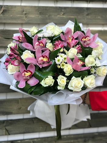 Букет цветов из: Розы и Хризантемы в Комсомольске-на-Амуре