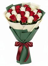 Букет Микс из красных и белых роз в Комсомольске-на-Амуре
