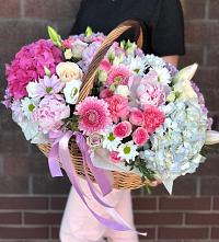 Композиция солнечный день в Комсомольске-на-Амуре Цветочная композиция из Розы, Хризантемы, Пионы и Лизиантусы в корзине в Комсомольске-на-Амуре