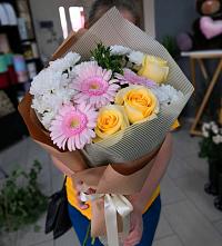 Букет цветов из:  Герберы, Розы и Хризантемы в Комсомольске-на-Амуре