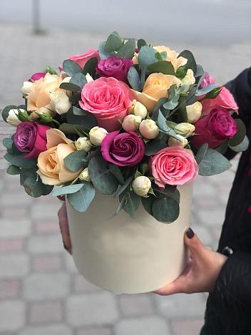 Цветочная композиция из Розы в шляпной коробке в Комсомольске-на-Амуре