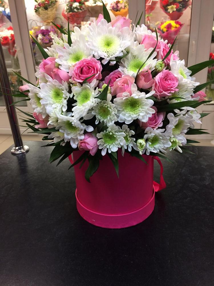 Цветочная композиция из Розы и Хризантемы в шляпной коробке в Комсомольске-на-Амуре