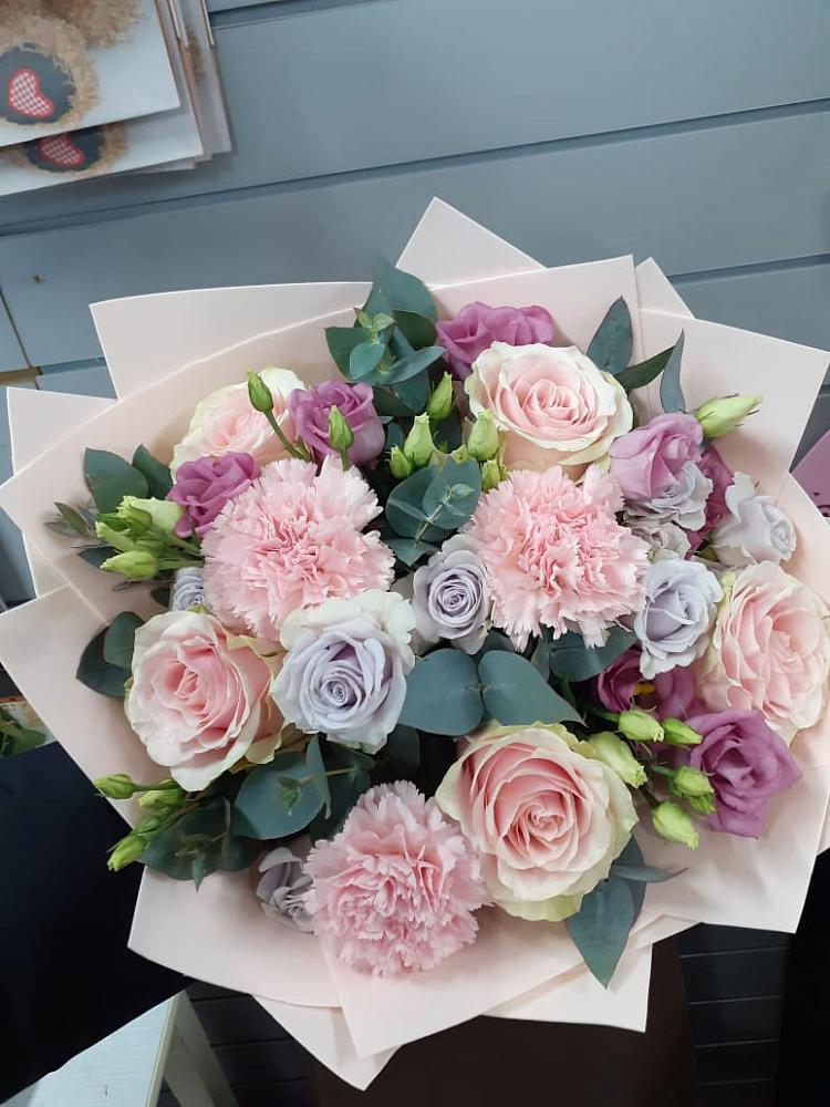 Букет цветов из: Розы, Гвоздики и Лизиантусы в Комсомольске-на-Амуре