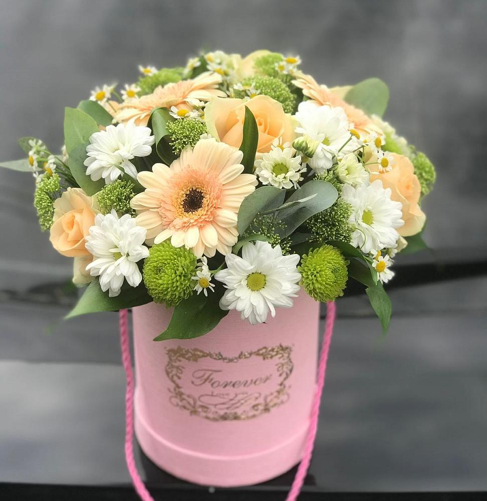 Цветочная композиция из Розы, Герберы и Хризантемы в шляпной коробке в Комсомольске-на-Амуре