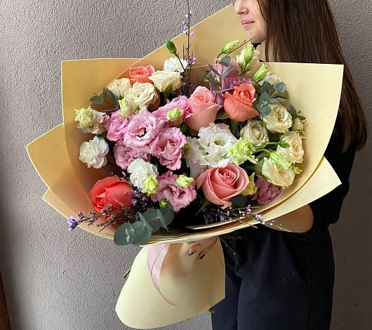 Букет цветов из: Розы, Лизиантусы и Гвоздики в Комсомольске-на-Амуре