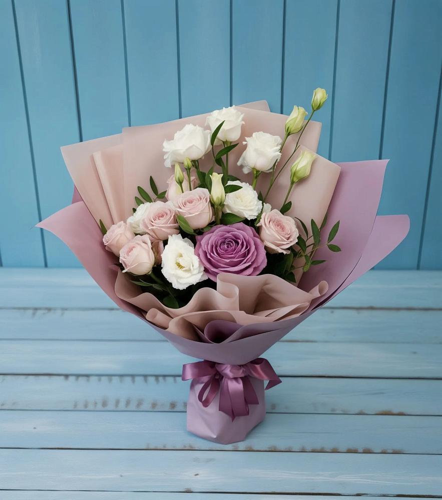 Букет цветов из: Розы и Лизиантусы в Комсомольске-на-Амуре